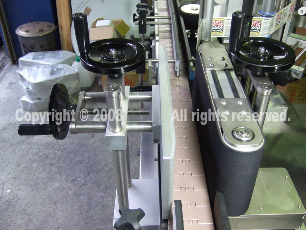 LabelOn Basic Labeling Machine Round Label Applicator and Round